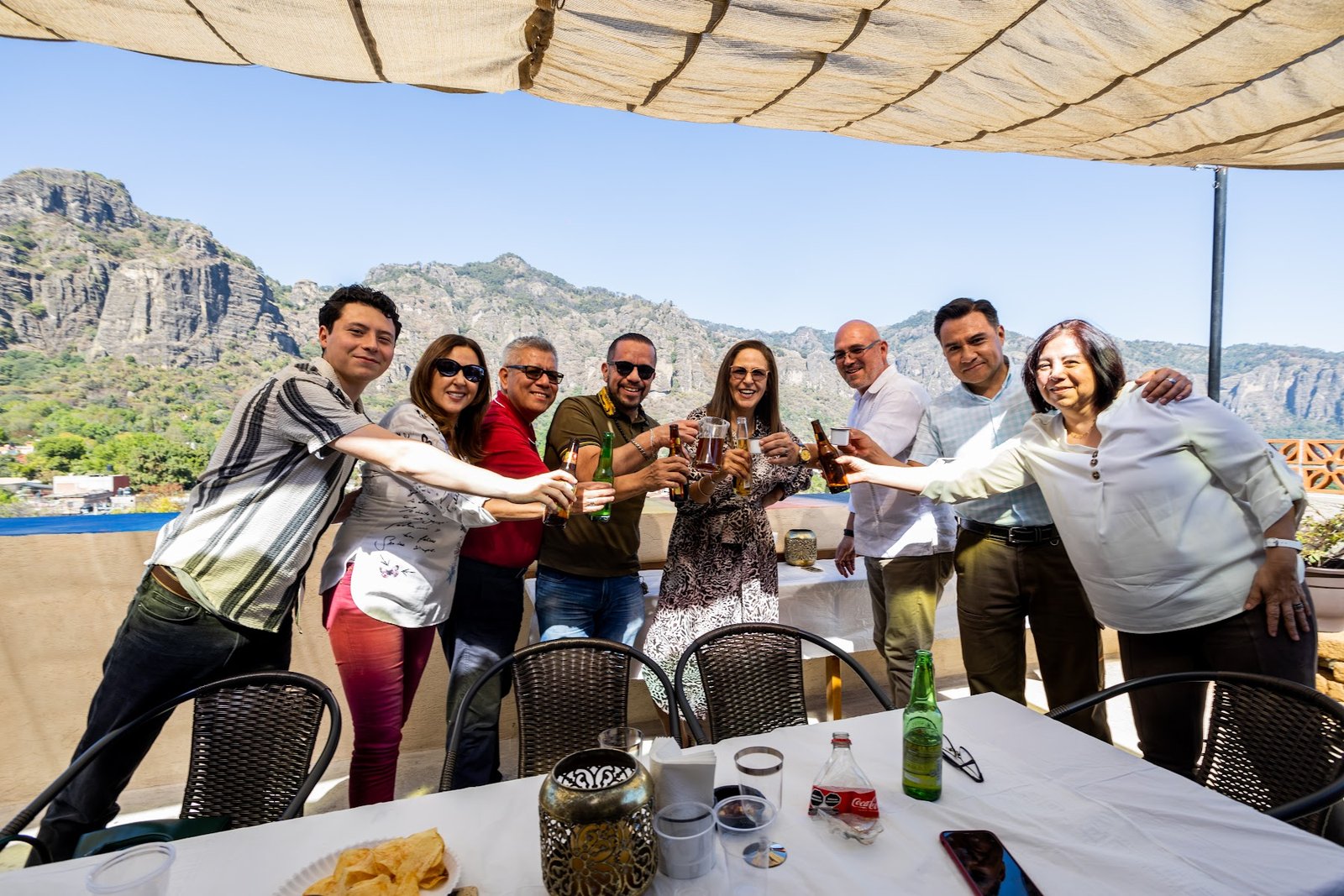 Grupo de invitados en el roof con vista al Tepozteco