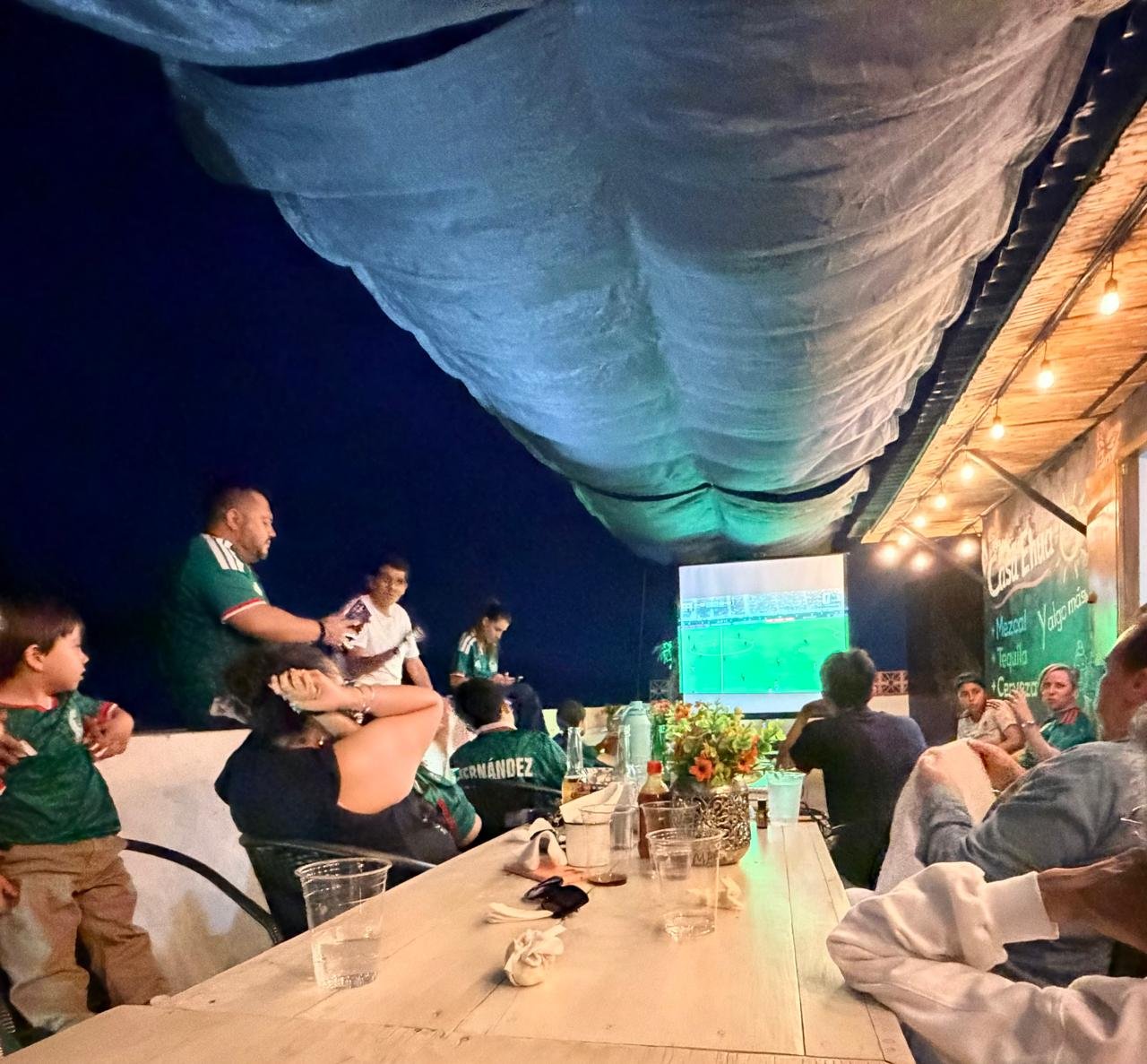 Evento en el roof de Casa Ehua con vista al Tepozteco
