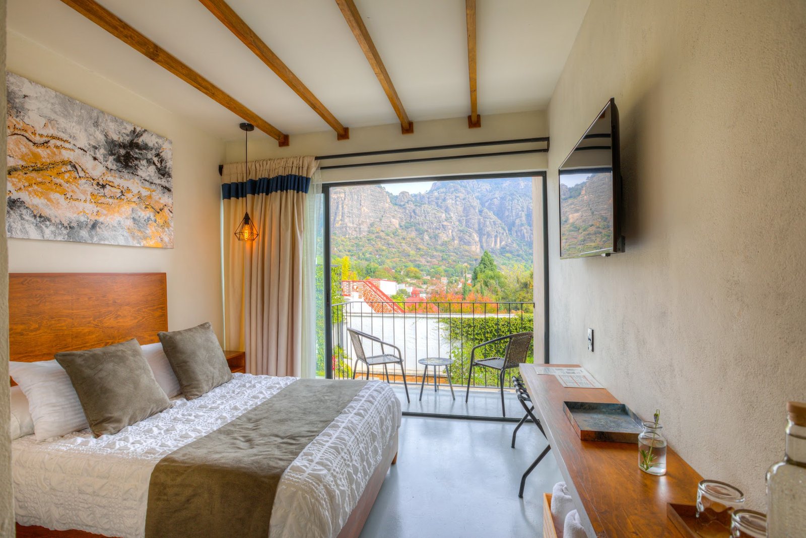 Habitación con balcón y vista al Tepozteco en Casa Ehua